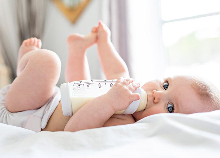 Dziecko z kubkiem mleka